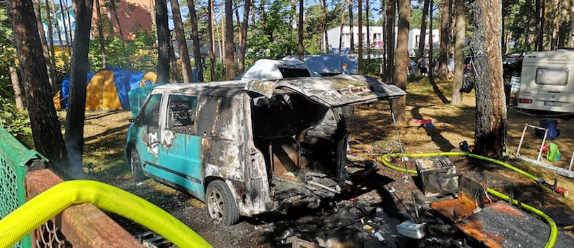 Pożar na campingu w Pogorzelicy. Na szczęście butle gazowe nie wybuchły