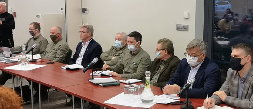 Kontrowersje wokół wycinki lasu w Łukęcinie. Protestujący spotkali się z leśnikami i naukowcem