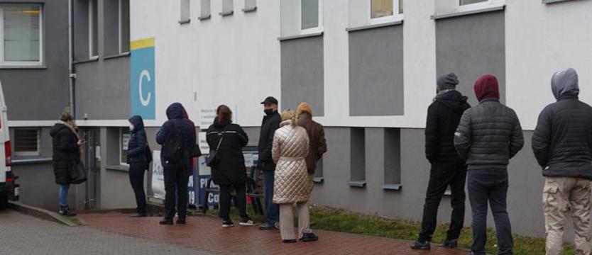 W kolejce do testu na COVID-19. Rekordy w punktach pobrań