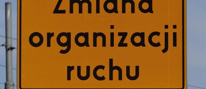 Osuwisko na DK 11 w pobliżu Pietrzykowa - droga zablokowana
