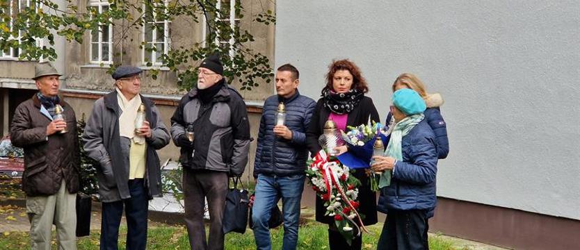 Kwiaty i znicze w rocznicę Nocy Kryształowej. Upamiętnienie żydowskiej społeczności Szczecina
