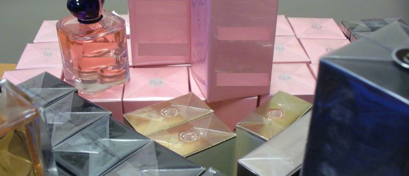 Bagaż pełen podrabianych perfum na lotnisku w Goleniowie