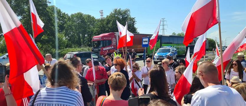 Straż Graniczna nie chce przepuścić autobusów. Mieszkańcy zablokowali wjazd do tunelu