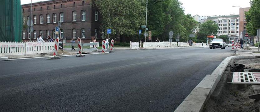 Nowy asfalt w rejonie pl. Zwycięstwa w Szczecinie