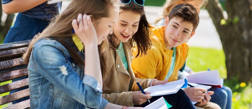 Równe szanse dla uchodźców: Fundacja Rozwoju Systemu Edukacji z programami nastawionymi na integrację
