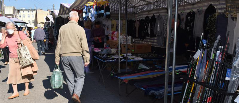 Śmierć pod straganem. Zwłoki leżały kilka godzin na targowisku w Stargardzie