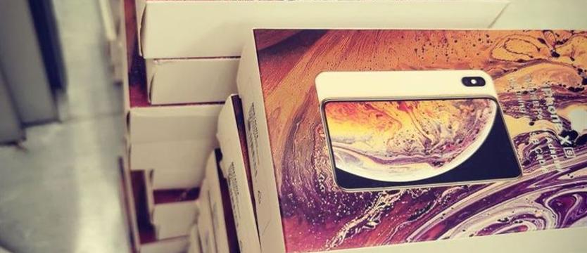 Podróbki w punkcie z akcesoriami do telefonów