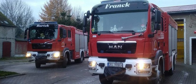 Dym na ulicy w Kołobrzegu. Sześć jednostek straży pożarnej w akcji