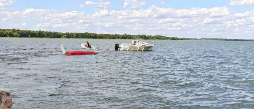 Uratowali trzyosobową rodzinę po wywrotce jachtu na jeziorze Miedwie