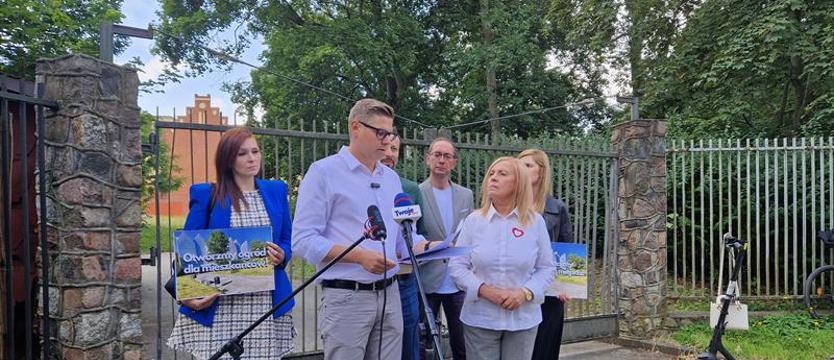 Radni walczą o udostępnienie ogrodu za Filharmonią