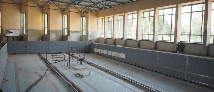 Trwa modernizacja basenu w Policach. Niecka będzie stalowa