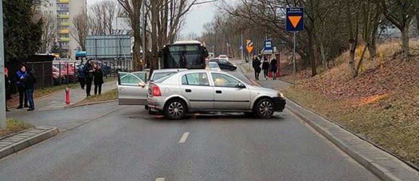 Zderzenie aut i zablokowana ulica na prawobrzeżu Szczecina