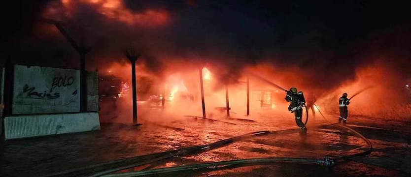 Wielki pożar stolarni w Żabinie. Ogień gasiło 15 zastępów straży pożarnej