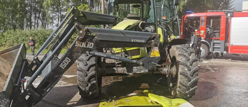 Samochód osobowy zderzył się z ciągnikiem rolniczym