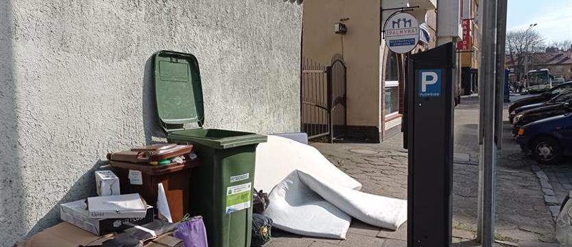 Miejsce publiczne - łóżkowe brudy