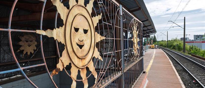 Metalowe słońca zostają na przystanku kolejowym Szczecin Zdroje