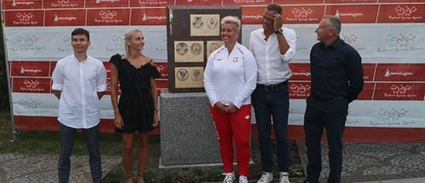 W Dziwnowie odsłonięto repliki pięciu medali. Wojewoda niczym premier…