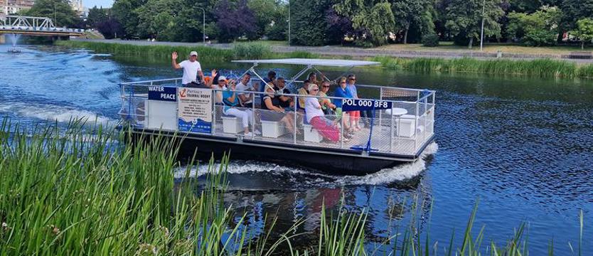 Portowy tramwaj w Kołobrzegu czeka na turystów