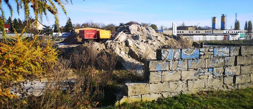 500 zł mandatu za zatruwanie gleby i zakłócanie ciszy. Mieszkańcy Rarwina mają dosyć