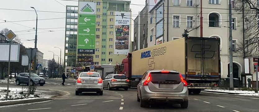 Zderzenie ciężarówki i samochodu osobowego na pl. Kościuszki