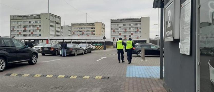 W strefie gastronomicznej i na parkingu. Rządzą małolaty