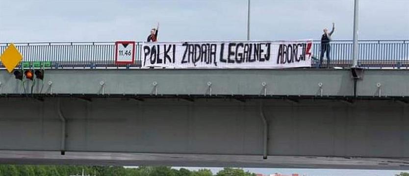 Żądanie legalnej aborcji. Baner na Trasie Zamkowej
