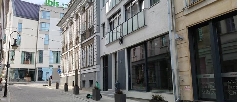 Podzamcze, historyczny granit i świetlna girlanda. Patrz(cie) wyżej!