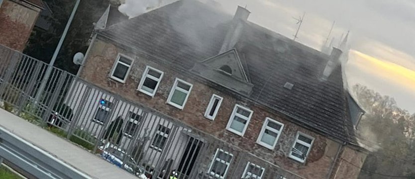 Pożar poddasza w szczecińskich Podjuchach. Zginął lokator mieszkania