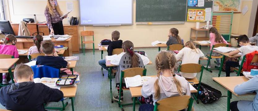 Od poniedziałku ruszają zapisy. Testy, szczepienia i nauczycielskie emocje