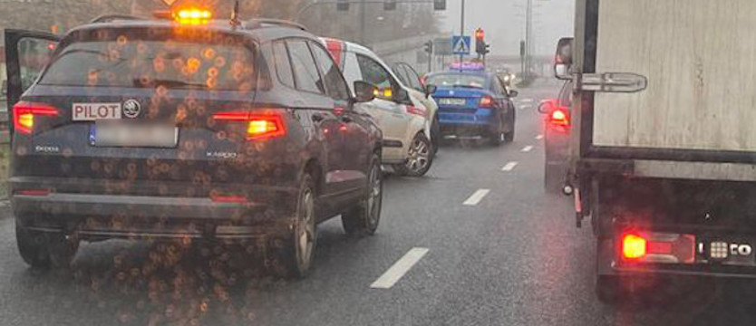 Szklanka na ulicach Szczecina. Niebezpieczne skutki marznącego deszczu