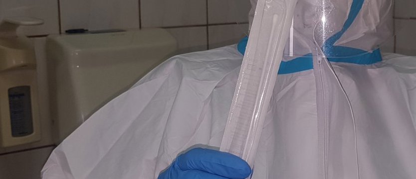 Niemal 1300 przypadków SARS-CoV-2 w środę w regionie. Zmarło 25 osób