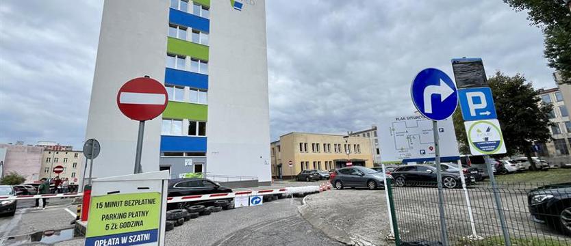 Wszyscy płacą za parkowanie przy przychodni