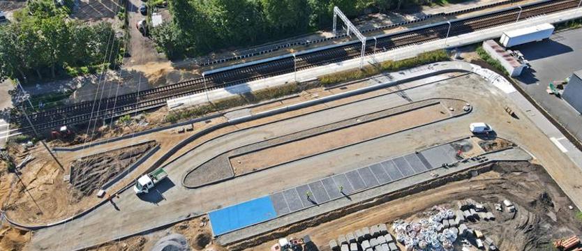 Na budowie Szczecińskiej Kolei Metropolitalnej. W Trzebuszu widać już parking