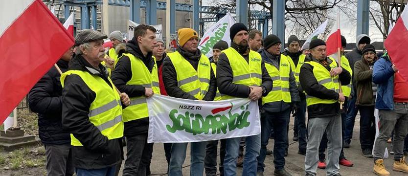 Protest rolników pod latarnią morską. Chcą uruchomienia agroterminalu