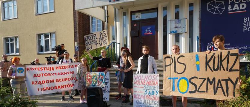 Pikietowali przed siedzibą PiS w obronie TVN