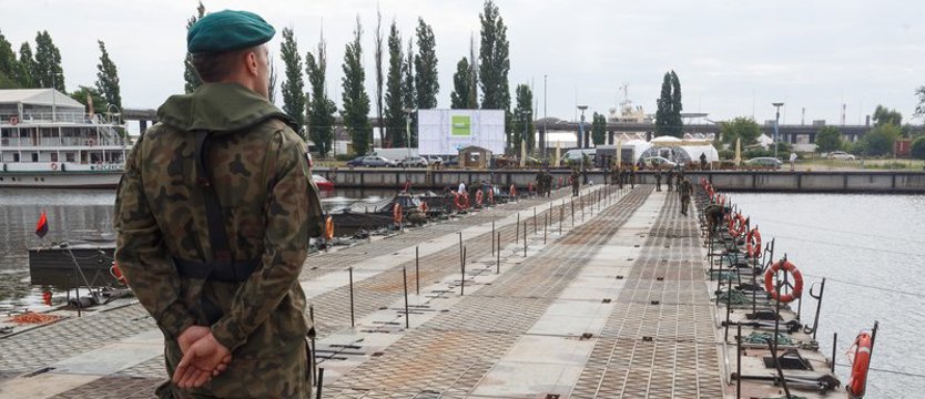 Powstaje most pontonowy, który połączy dwa brzegi Odry