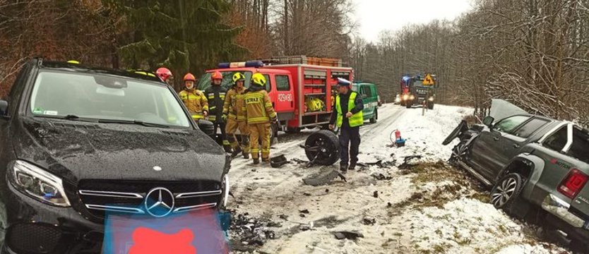 Zderzenie samochodów na łuku drogi pod Złocieńcem