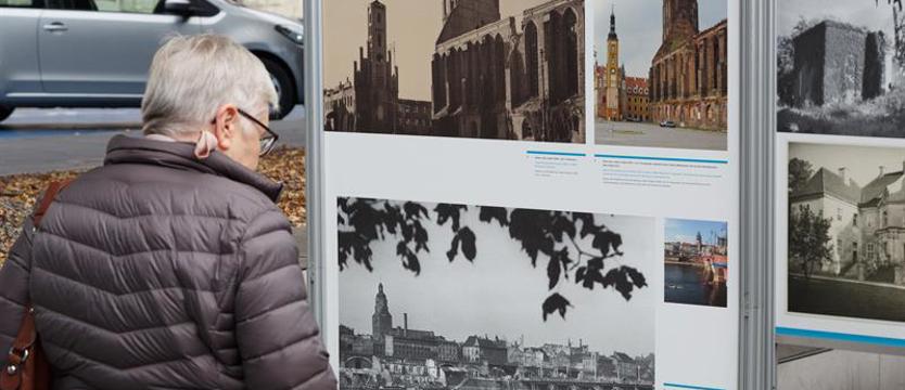 Miejsca i ludzie. Ciekawa wystawa na placu Solidarności w Szczecinie