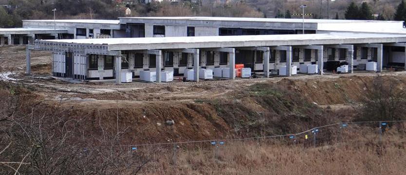 Schronisko w budowie. Montowanie instalacji i ocieplenia