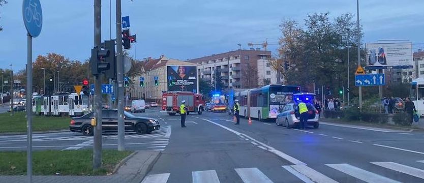 Kolizja trzech pojazdów na pl. Szyrockiego w Szczecinie