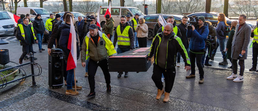 Protestujący rolnicy spotkali się z wojewodą i zapowiedzieli blokadę Szczecina