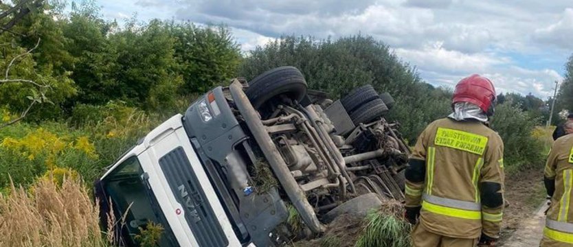 Ciężarówka przewróciła się do rowu przy ul. Tczewskiej