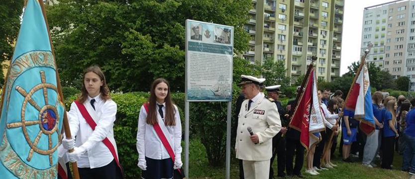Uroczysty apel przy tablicach. Pamięć o kapitanach Maciejewiczu i Ledóchowskim
