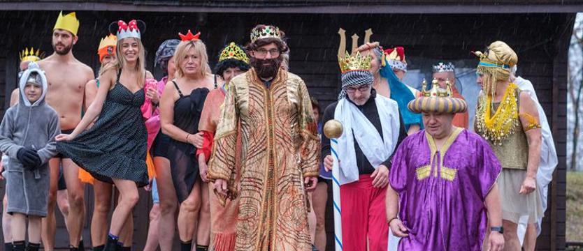 Amatorzy morsowania w radosnym orszaku