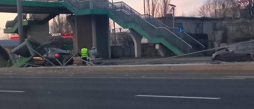 BMW wjechało w przystanek tramwajowy