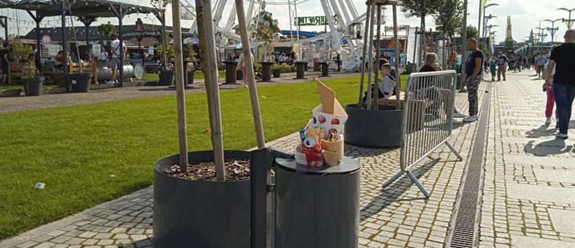 Czytelnicy alarmują: przepełnione kosze przy ul. Tadeusza Wendy