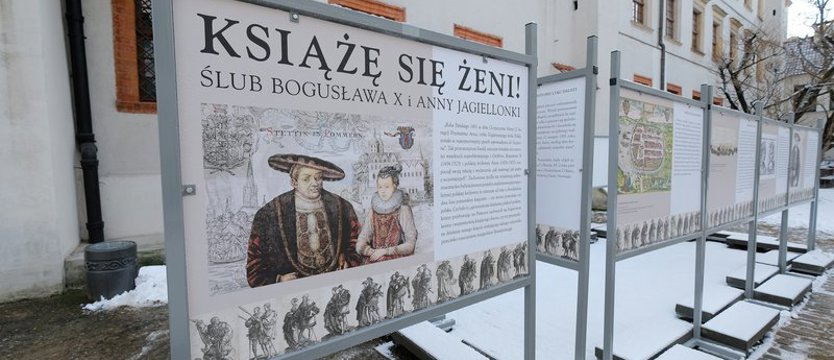 Selfie z książęcą parą i wystawa na dziedzińcu. Świętujmy rocznicę ślubu Bogusława i Anny!