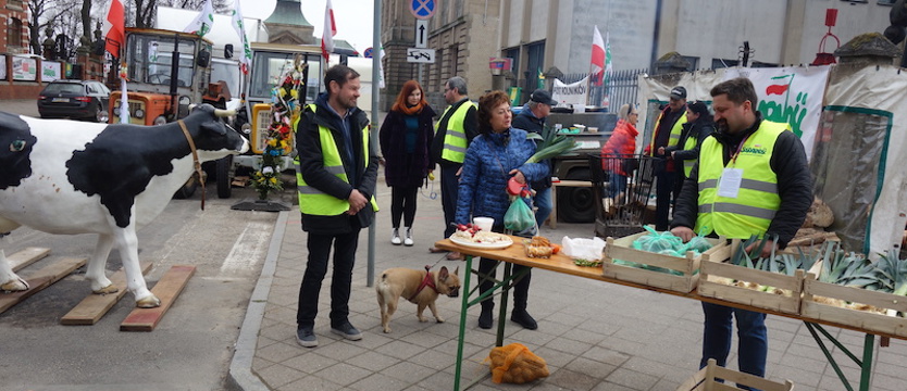 W oczekiwaniu na rozmowy z rządem. Trwa protest rolników