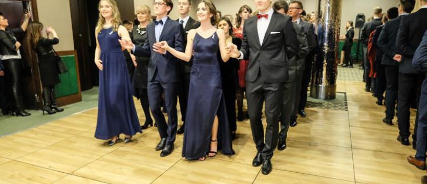 Studniówki pod znakiem zapytania. Ministerstwa zezwalają, ale szkoły niechętnie organizują zabawy
