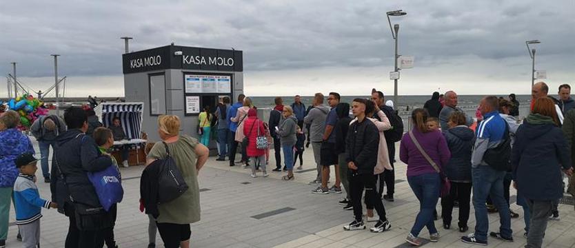 Przed wejściem na molo w Kołobrzegu. Ulgowe nie dla seniorów